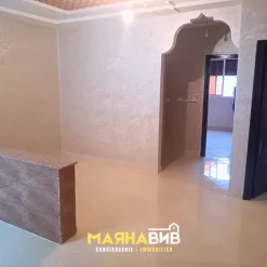 Salon lumineux avec arc décoratif marocain et accès aux différentes pièces – appartement à Agadir – Marhabnb Conciergerie
